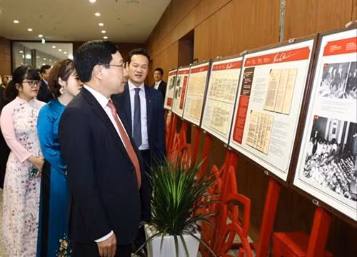 范平明参观“胡志明:生平与事业”的展览会。图自越通社 范平明参观“胡志明:生平与事业”的展览会。图自越通社