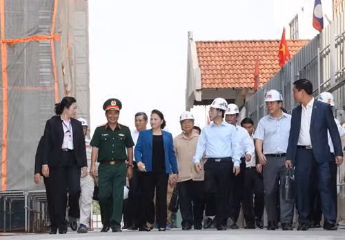 越南国会主席阮氏金银到老挝国会大厦施工现场视察督导 。图自越通社