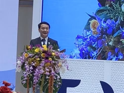 越南祖国阵线中央委员会副主席兼秘书长候阿令在会议上发言。图自越通社 越南祖国阵线中央委员会副主席兼秘书长候阿令在会议上发言。图自越通社