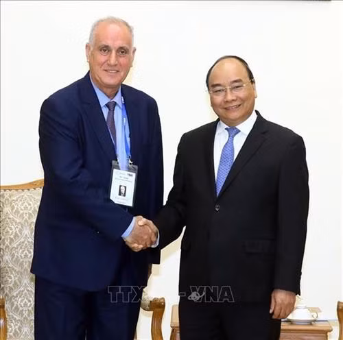 阮春福总理与亚通组织主席、阿塞拜疆国家通讯社社长阿斯兰·阿斯拉诺夫。越通社记者 统一 摄