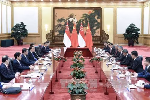 中国国务院总理李克强9月19日同来华进行正式访问的新加坡总理李显龙举行会谈。(图片来源:越通社) 中国国务院总理李克强9月19日同来华进行正式访问的新加坡总理李显龙举行会谈。(图片来源:越通社)