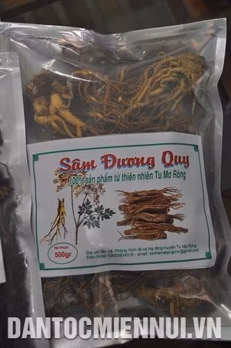 当归人参产品。 土人参产品。 都莫龙县各种药材产品。图为 五味子产品。记者 文芳 摄