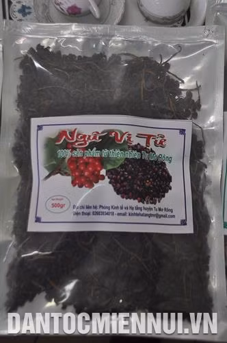 当归人参产品。 土人参产品。 都莫龙县各种药材产品。图为 五味子产品。记者 文芳 摄