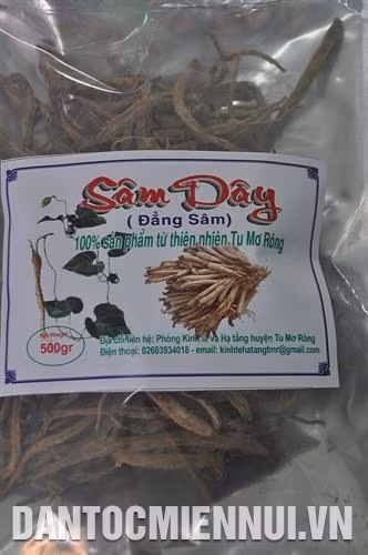 当归人参产品。 土人参产品。 都莫龙县各种药材产品。图为 五味子产品。记者 文芳 摄