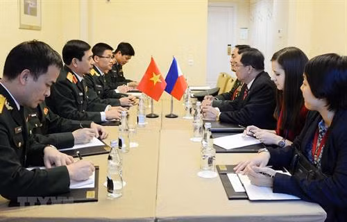 潘文江上将会见菲律宾国防部副部长陆纳。图自https://vietnamplus.vn