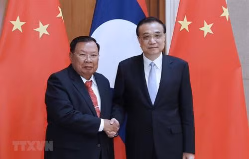 中国总理李克强与老挝人民革命党总书记、国家主席本扬。图自越通社