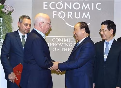 阮春福会见世界经济论坛创始人兼执行主席克劳斯·施瓦布。图自越通社 阮春福会见世界经济论坛创始人兼执行主席克劳斯·施瓦布。图自越通社