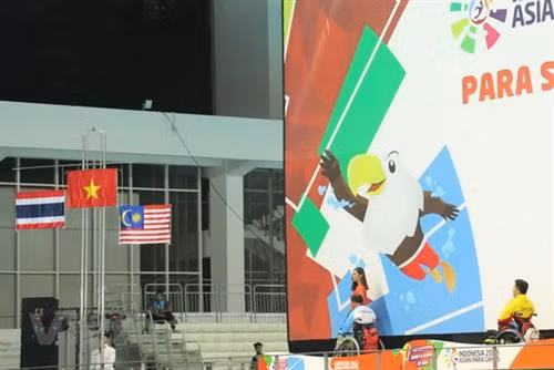 越南游泳运动员阮成忠在男子100米蛙泳项目以出色成绩为越南代表团拿下首枚金牌。 图自越通社