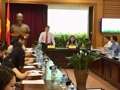 广南省人民委员会副主席陈文新在新闻发布会上发表讲话。图自互联网