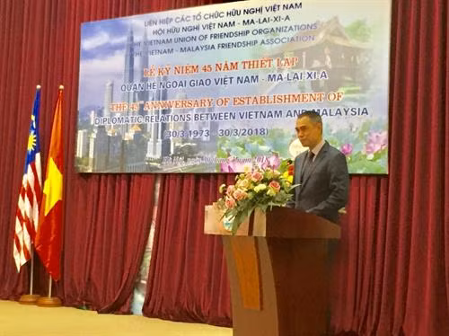 马来西亚驻越南大使哈立德在纪念典礼上发表讲话。(图片来源:越通社) 马来西亚驻越南大使哈立德在纪念典礼上发表讲话。(图片来源:越通社)