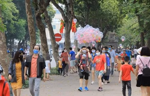 河内居民和游客还剑湖周边参观游览。图自越通社 河内居民和游客还剑湖周边参观游览。图自越通社