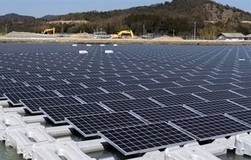 附图：太阳能发电厂。图自因特网
