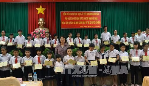 邓氏玉盛向昆岛县贫困儿童颁发助学金。(图片来源:越通社) 邓氏玉盛向昆岛县贫困儿童颁发助学金。(图片来源:越通社)