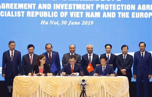 越南政府总理阮春福见证越南与欧盟自由贸易协定签字仪式。图自越通社