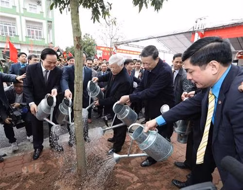 阮富仲出席由兴安省人民委员会在兴安市宪南坊举行的2018戊戌年春季植树节。越通社记者 智勇 摄。