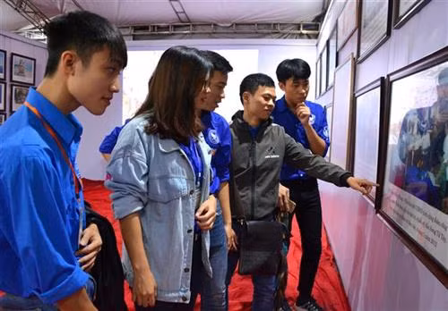 南定省大学生们参观“黄沙与长沙归属越南——历史证据和法律依据”地图和资料展。图自越通社 南定省大学生们参观“黄沙与长沙归属越南——历史证据和法律依据”地图和资料展。图自越通社