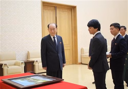 越南驻朝鲜大使黎伯荣向朝鲜最高人民会议常任委员会委员长金永南赠送纪念品。(图片来源:越通社) 越南驻朝鲜大使黎伯荣向朝鲜最高人民会议常任委员会委员长金永南赠送纪念品。(图片来源:越通社)