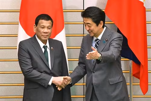 日本首相安倍晋三和菲律宾总统杜特尔特。图自越通社 日本首相安倍晋三和菲律宾总统杜特尔特。图自越通社
