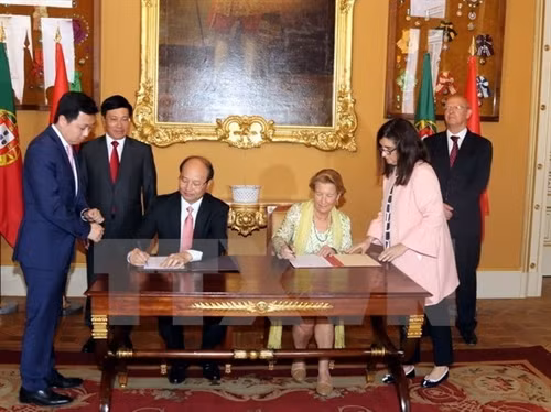 两位部长出席《越南外交部与葡萄牙外交部关于建立政治磋商机制的协议》签字仪式。 两位部长出席《越南外交部与葡萄牙外交部关于建立政治磋商机制的协议》签字仪式。