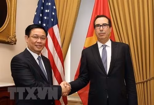 政府副总理王廷惠会见美国财政部长史蒂芬·努钦。（图片来源：越通社）