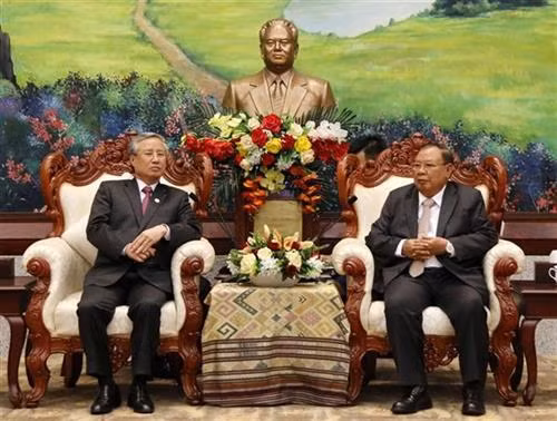 老挝人民革命党中央政治局委员、中央书记处常务书记、老挝国家副主席潘坎•维帕万(右)与 越共中央政治局委员、中央书记处常务书记陈国旺(左)。图自越通社 老挝人民革命党中央政治局委员、中央书记处常务书记、老挝国家副主席潘坎•维帕万(右)与 越共中央政治局委员、中央书记处常务书记陈国旺(左)。图自越通社
