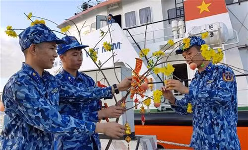 海防市越南海警第一区司令部的9004号海警船离岸前往白龙尾岛,携带数百份新年福礼,以赠送给岛上干部、战士和人民。图自越通社 海防市越南海警第一区司令部的9004号海警船离岸前往白龙尾岛,携带数百份新年福礼,以赠送给岛上干部、战士和人民。图自越通社