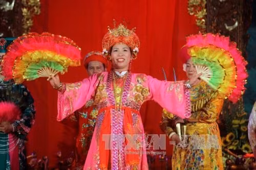 跳神艺术表演 。(图片来源:越通社) 跳神艺术表演 。(图片来源:越通社)