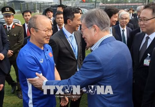 韩国总统文在寅（左）与越南U23队主教练朴恒绪