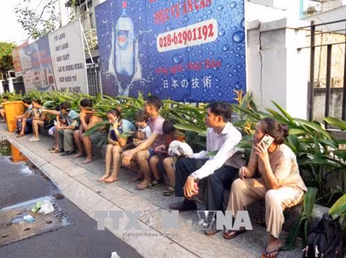 在火灾中成功脱险的居民。（图片来源：越通社）