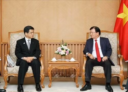 郑廷勇(右)与日本土地、 基础设施与交通旅游省大臣石井启一(Keiichi Ishii)。图自越通社 郑廷勇(右)与日本土地、 基础设施与交通旅游省大臣石井启一(Keiichi Ishii)。图自越通社