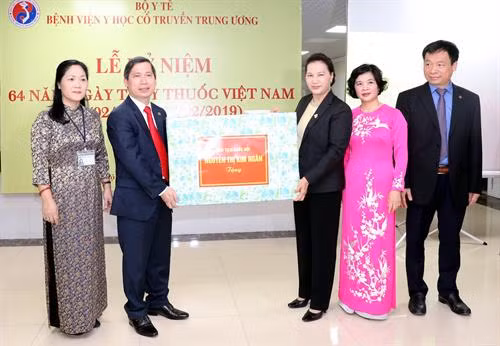 国会主席阮氏金银向中央传统医学医院赠送纪念品。越通社记者 重德 摄