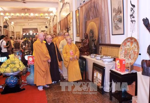 越南佛教教会文化委员会胡志明市分会会长释日慈参观展览。(图片来源:越通社) 越南佛教教会文化委员会胡志明市分会会长释日慈参观展览。(图片来源:越通社)
