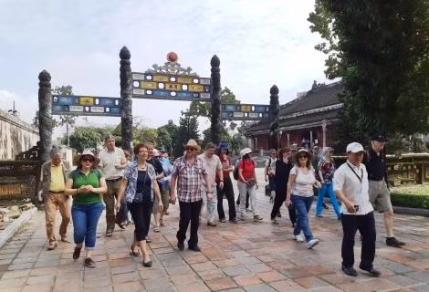 赴顺化旅游的游客。(图片来源:越通社) 赴顺化旅游的游客。(图片来源:越通社)