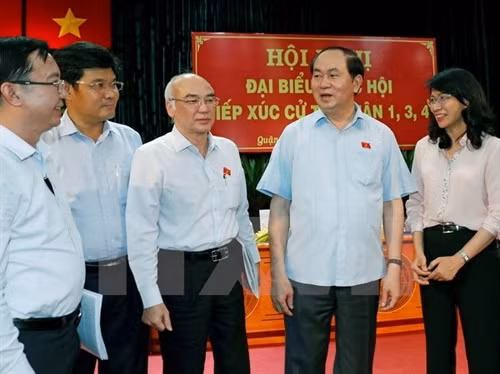 越南国家主席陈大光接触胡志明市选民。（图片来源：越通社）