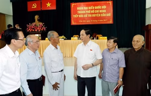 越南国家主席陈大光与芹椰县选民接触。(图片来源：越通社）