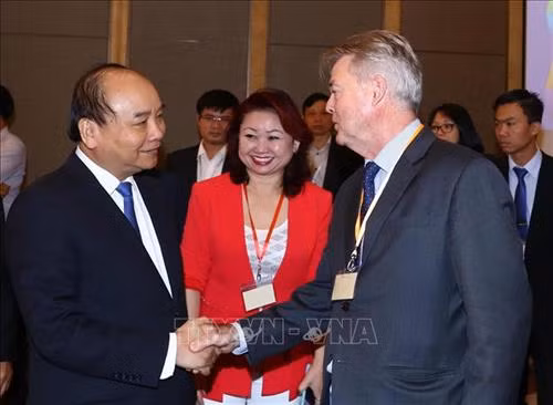 阮春福与与会代表交谈。图自越通社 阮春福与与会代表交谈。图自越通社