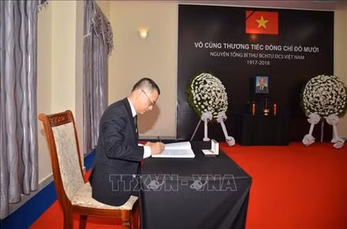 越南驻柬埔寨大使武光明在吊唁簿上留言。图自越通社 越南驻柬埔寨大使武光明在吊唁簿上留言。图自越通社