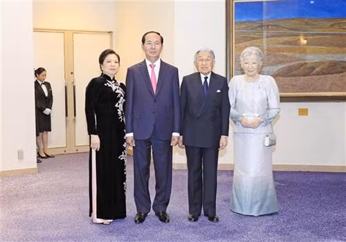 越南国家主席陈大光和夫人与日本明仁天皇和皇后出席纪念典礼(图片来源:越通社) 越南国家主席陈大光和夫人与日本明仁天皇和皇后出席纪念典礼(图片来源:越通社)