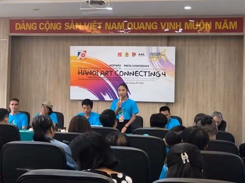 邓梅英女士在发布会上发表讲话。图自越通社 邓梅英女士在发布会上发表讲话。图自越通社