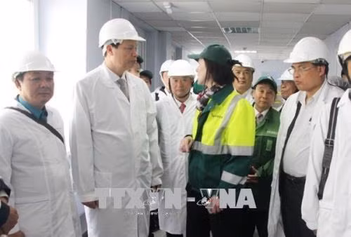 广宁省代表团探访伊尔库茨克州的生产基地。（图片来源：越通社）