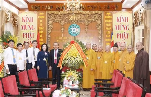 越南政府常务副总理张和平祝贺佛诞大典。图自越通社 越南政府常务副总理张和平祝贺佛诞大典。图自越通社