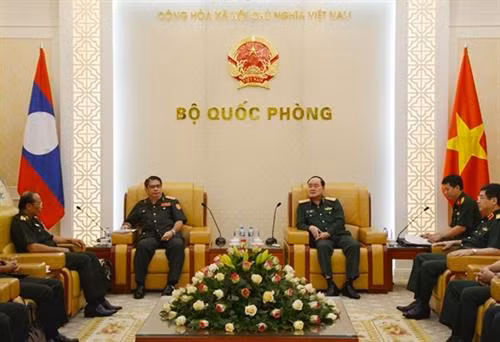 越南国防部副部长陈单上将会见老挝人民军计划财务局副局长西萨万。(图片来源:人民军报) 越南国防部副部长陈单上将会见老挝人民军计划财务局副局长西萨万。(图片来源:人民军报)