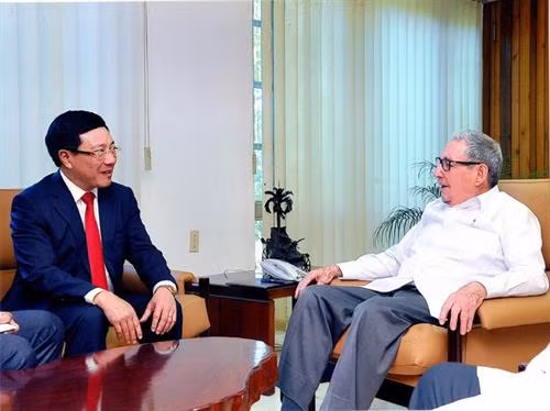 范平明会见古巴共产党中央委员会第一书记劳尔·卡斯特罗·鲁斯。图自越通社 范平明会见古巴共产党中央委员会第一书记劳尔·卡斯特罗·鲁斯。图自越通社