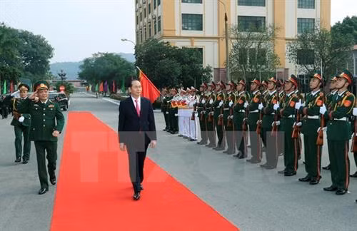 越南国家主席陈大光造访第一军区。(图片来源:越通社) 越南国家主席陈大光造访第一军区。(图片来源:越通社)