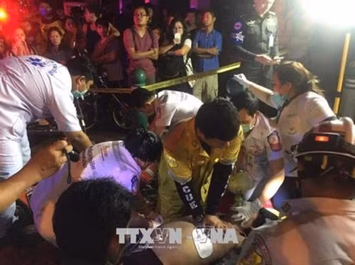 消防员赶赴现场紧急扑火并撤离被困人员。(图片来源:越通社) 消防员赶赴现场紧急扑火并撤离被困人员。(图片来源:越通社)