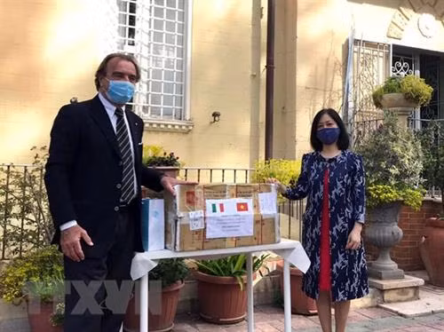 越南驻意大利大使阮氏碧慧向意方代表赠送口罩。图自越通社