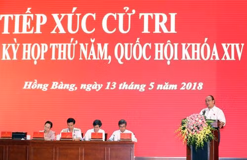 越南政府总理阮春福在海防市开展国会代表接待选民活动。(图片来源:越通社) 越南政府总理阮春福在海防市开展国会代表接待选民活动。(图片来源:越通社)
