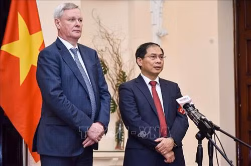 越南外交部副部长裴青山与俄罗斯外交部第一副部长弗拉基米尔·季托夫共同主持新闻发布会。图自越通社