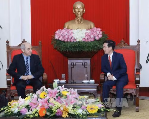 越共中央政治局委员、中央书记处书记、中央宣教部部长武文赏（右）亲切会见了意大利共产党高级代表团。（图片来源：越通社）