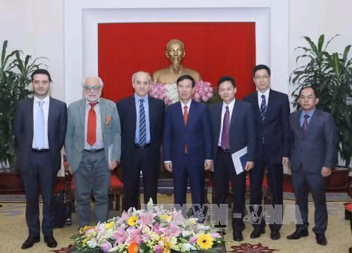 双方合影。（图片来源：越通社）